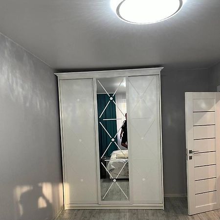 קייב Стильная Квартира На Позняках Газ И Низкий Этаж מראה חיצוני תמונה
